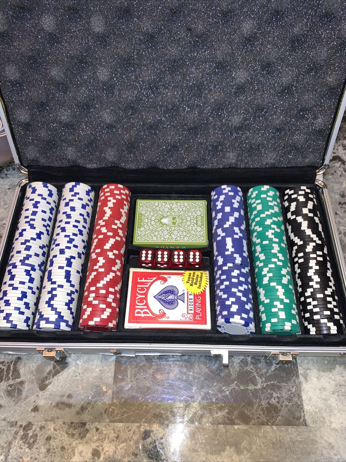 Professional Casino 300 Pc, Poker Chip Set,2 Sets Cards,4 Dice, W/aluminum Case